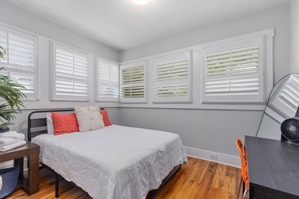 Primary / queen bedroom