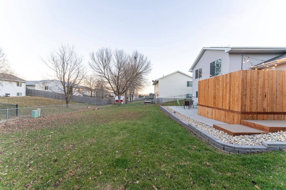 Fenced backyard private Hot-Tub and patio!