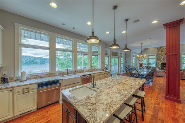 Eat At Kitchen Island With Spectacular Lake Views