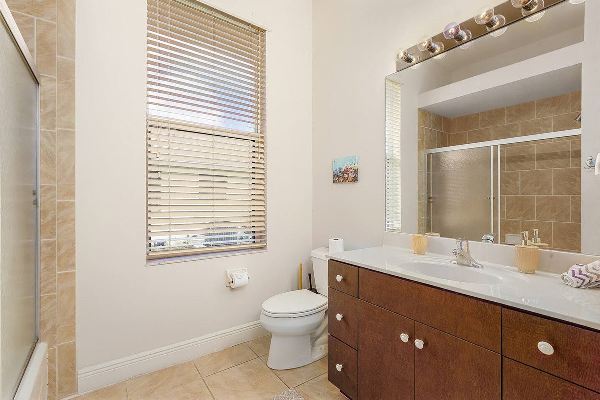 Villa Rosa - 1st Guest suite bathroom 