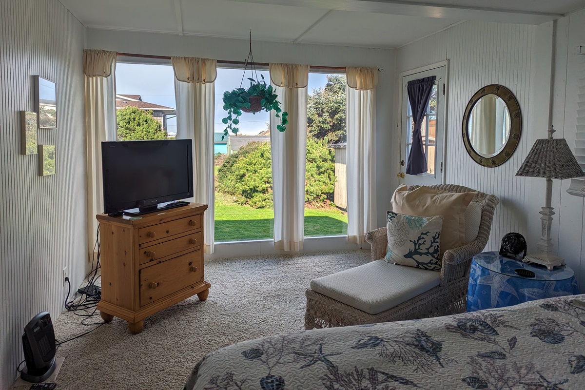 TV & Chaise lounge in Queen bedroom