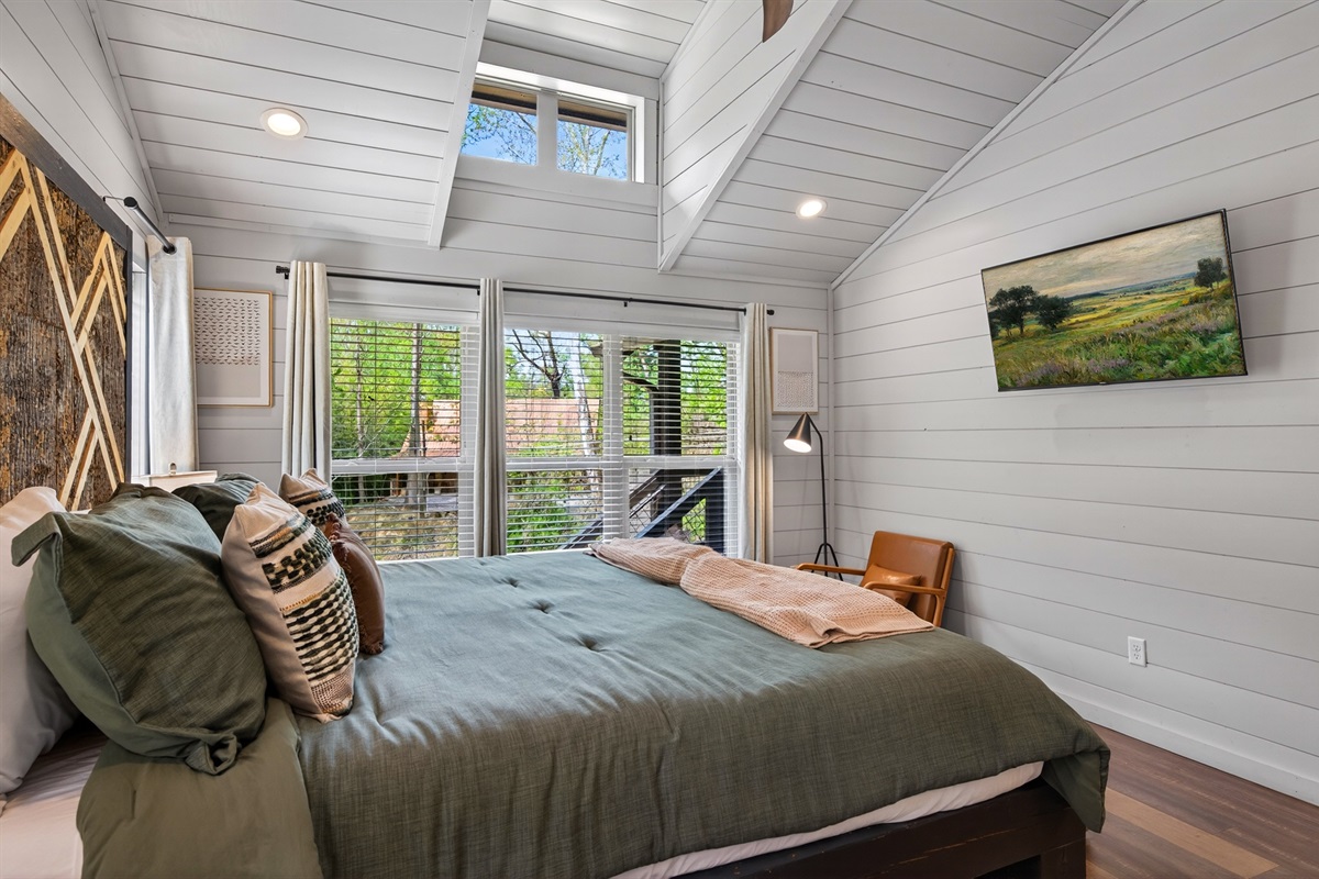 King size bed, with en-suite bathroom.