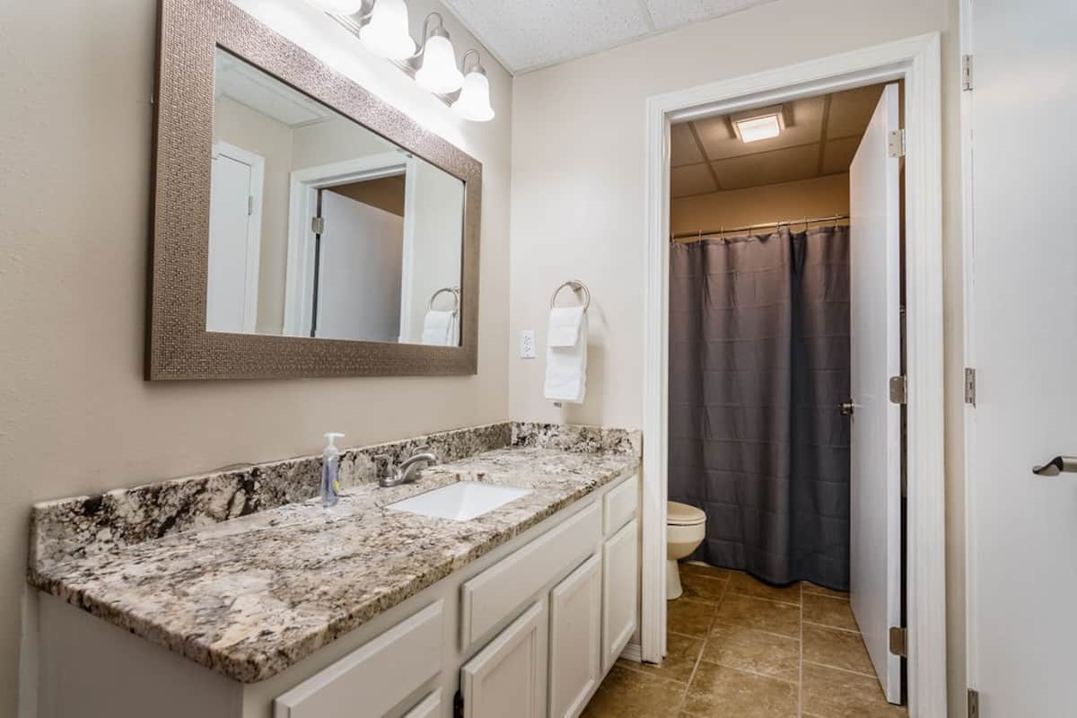 Bedroom  4 ensuite with seperate shower/toilet