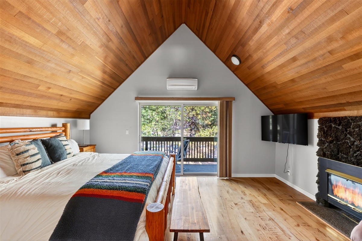 Master king bedroom with fireplace, split air conditioning and smart TV Bedroom 1