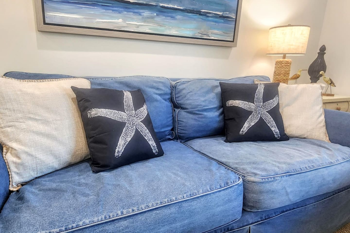 Pull out the queen sleeper sofa for guest six, or leave it as the best lounge seat in the house.