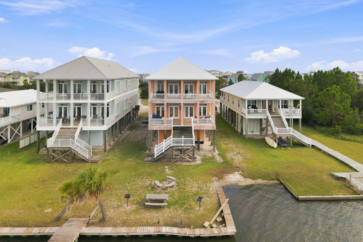 Bird's-eye view of the property right on the water