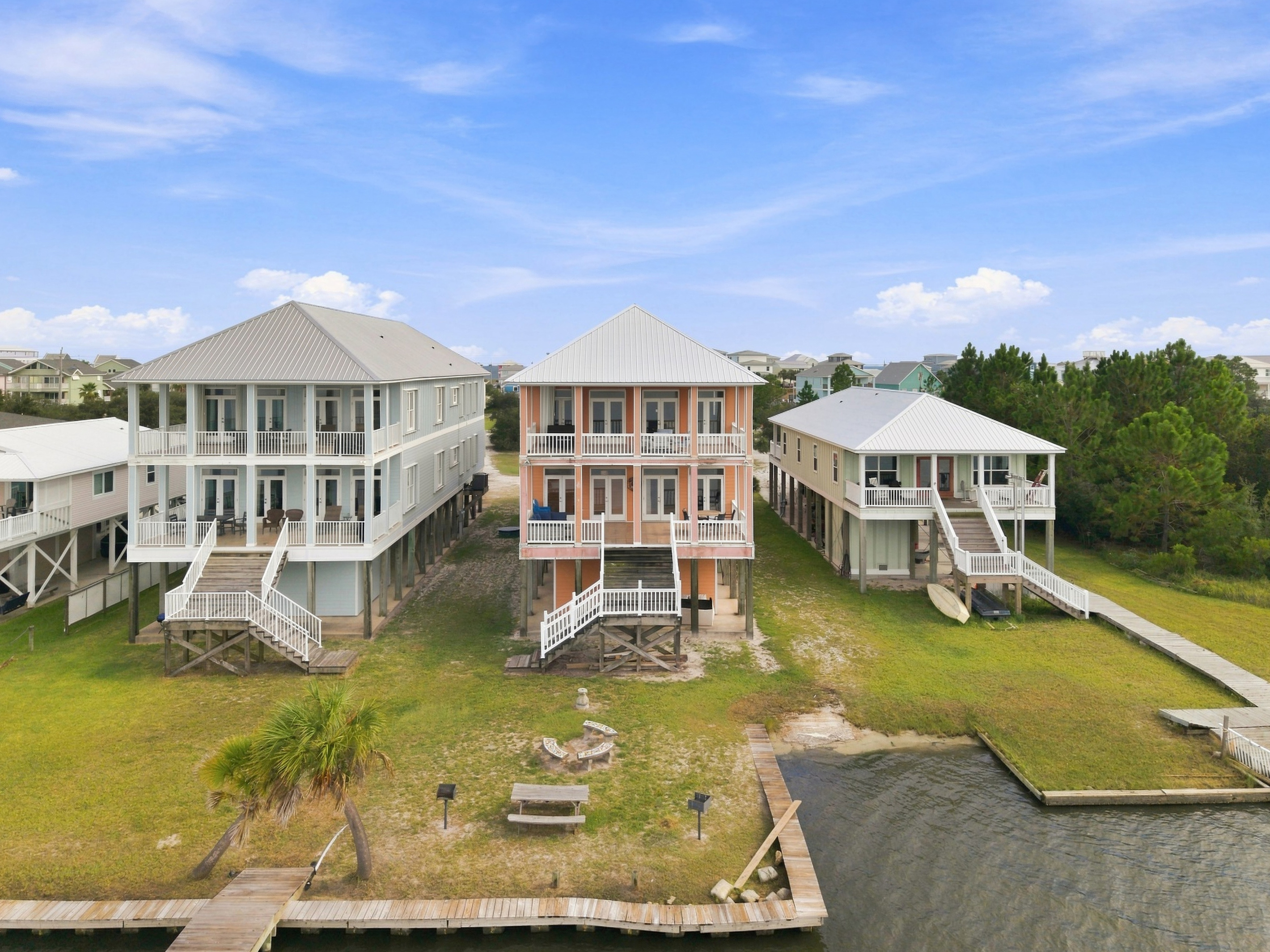 Bird's-eye view of the property right on the water