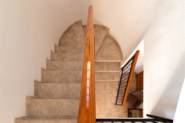 Stairs from and to the bedrooms