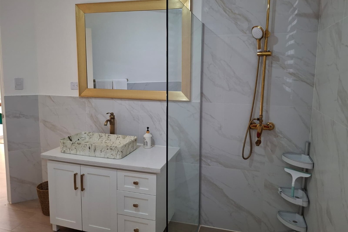 Bath 1 shower