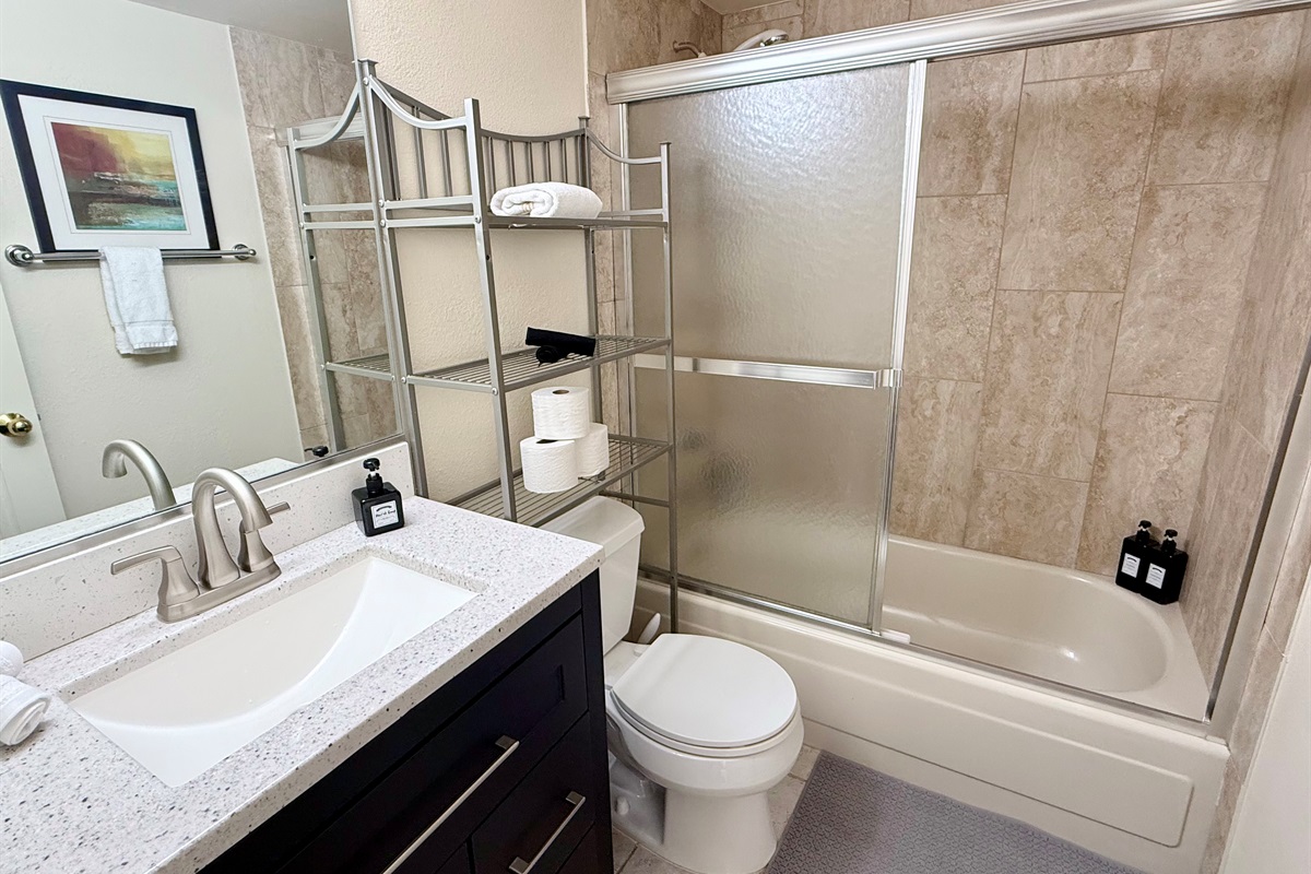 Full 2nd bath, with tub and shower combo