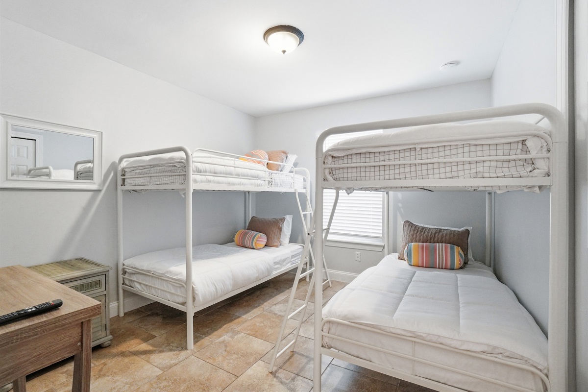 Kids bedroom with 2 sets of bunk beds