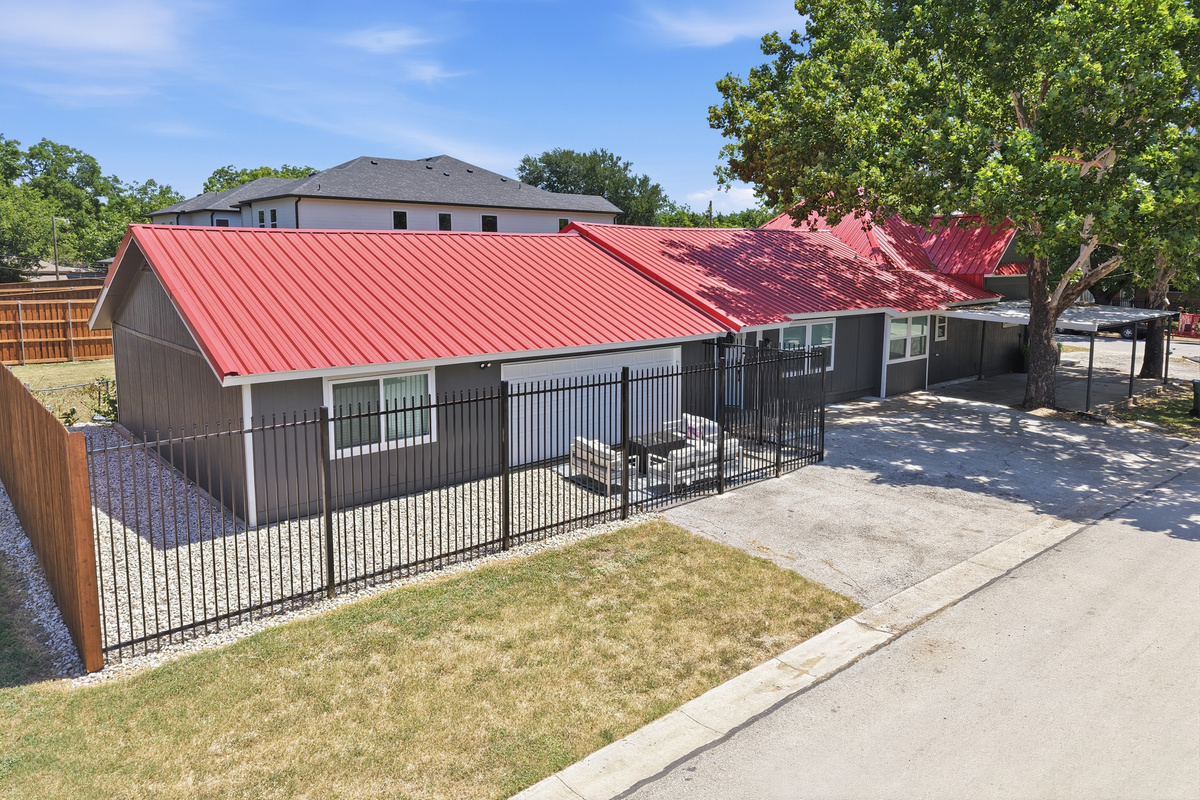Cheerful red roof and inviting outdoor space await your Texas adventure!