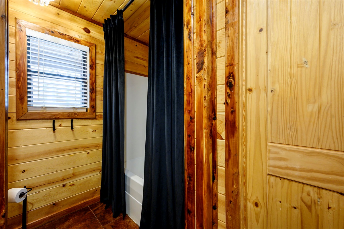 Bathroom Sanctuary:
Elegant touches and warm accents make this more spa-than-sink. Start the day refreshed, end it rejuvenated. 🛁