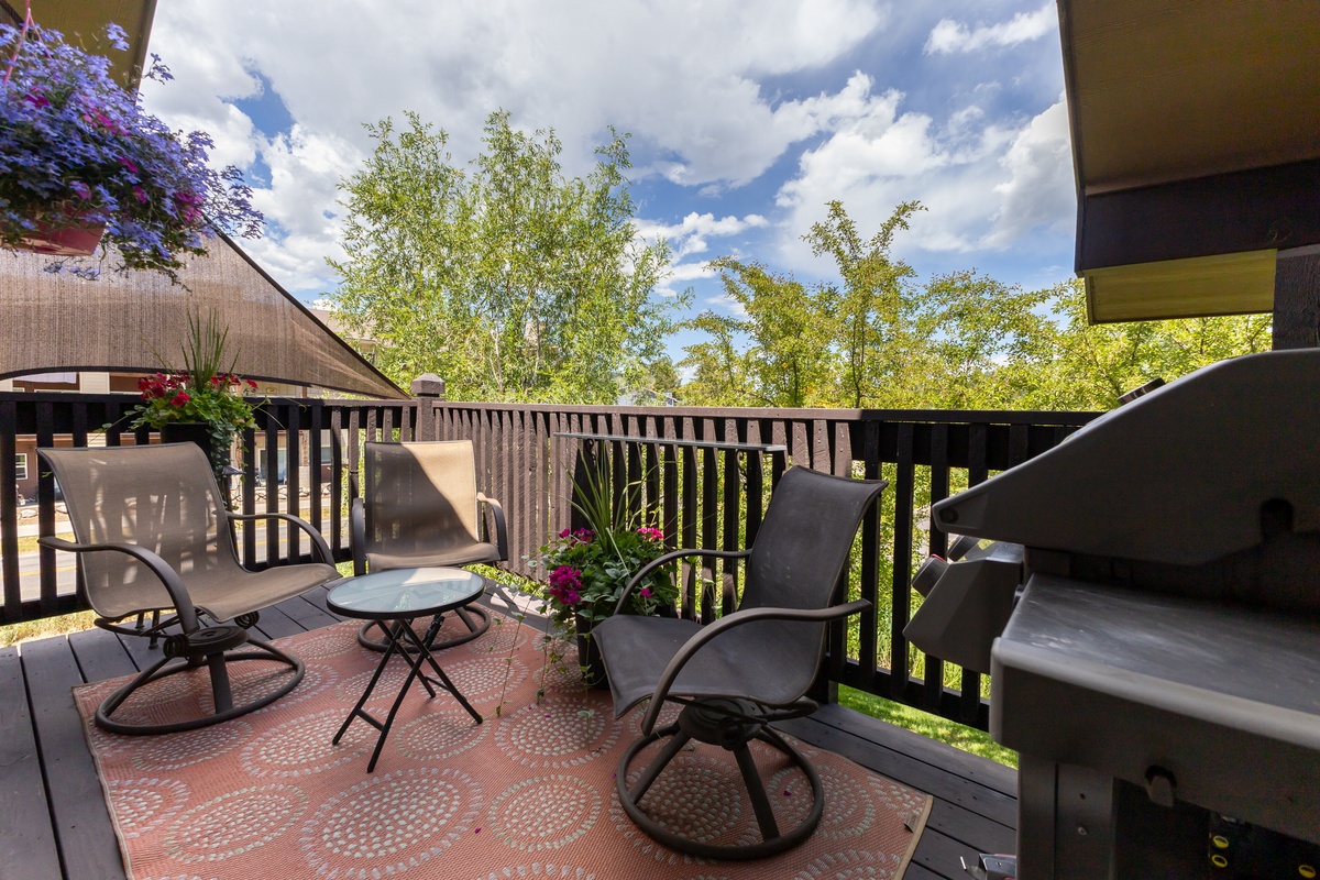 3 seater Deck with Propane Grill
