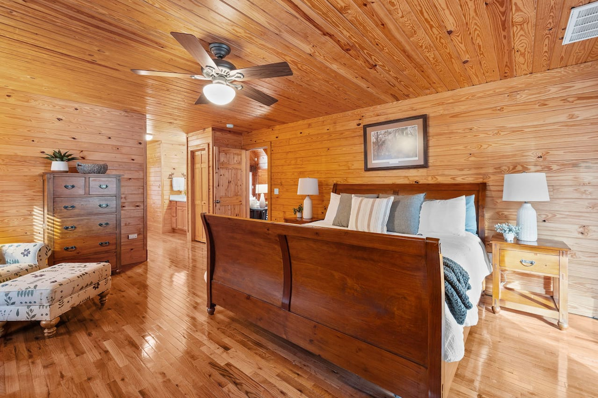 Primary bedroom located on the main level with en suite bathroom