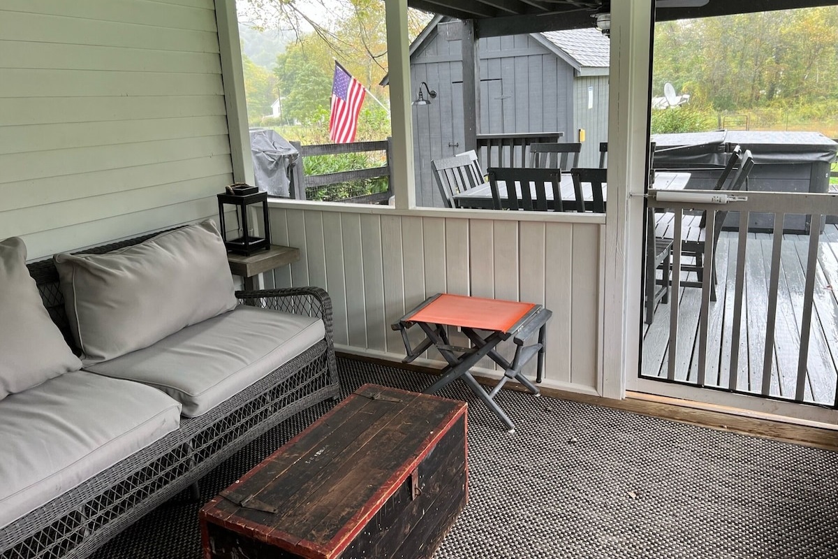 Screened porch of the kitchen