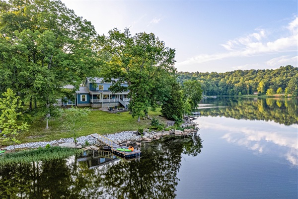 Immerse yourself in the peaceful views of Lake Malone, framed by lush rolling hills, and the rugged allure of sandstone cliffs.