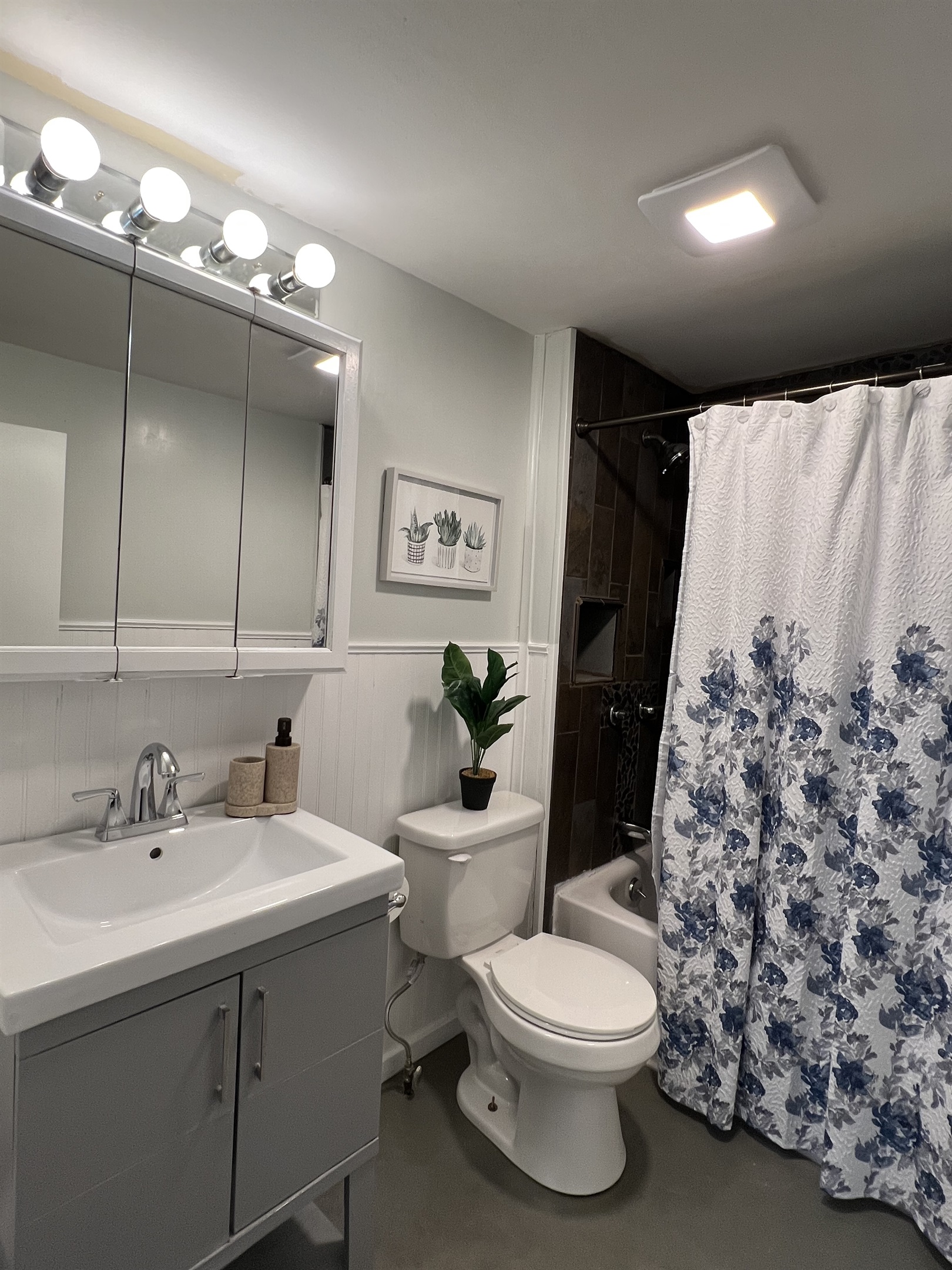 2nd floor bath with tub/shower