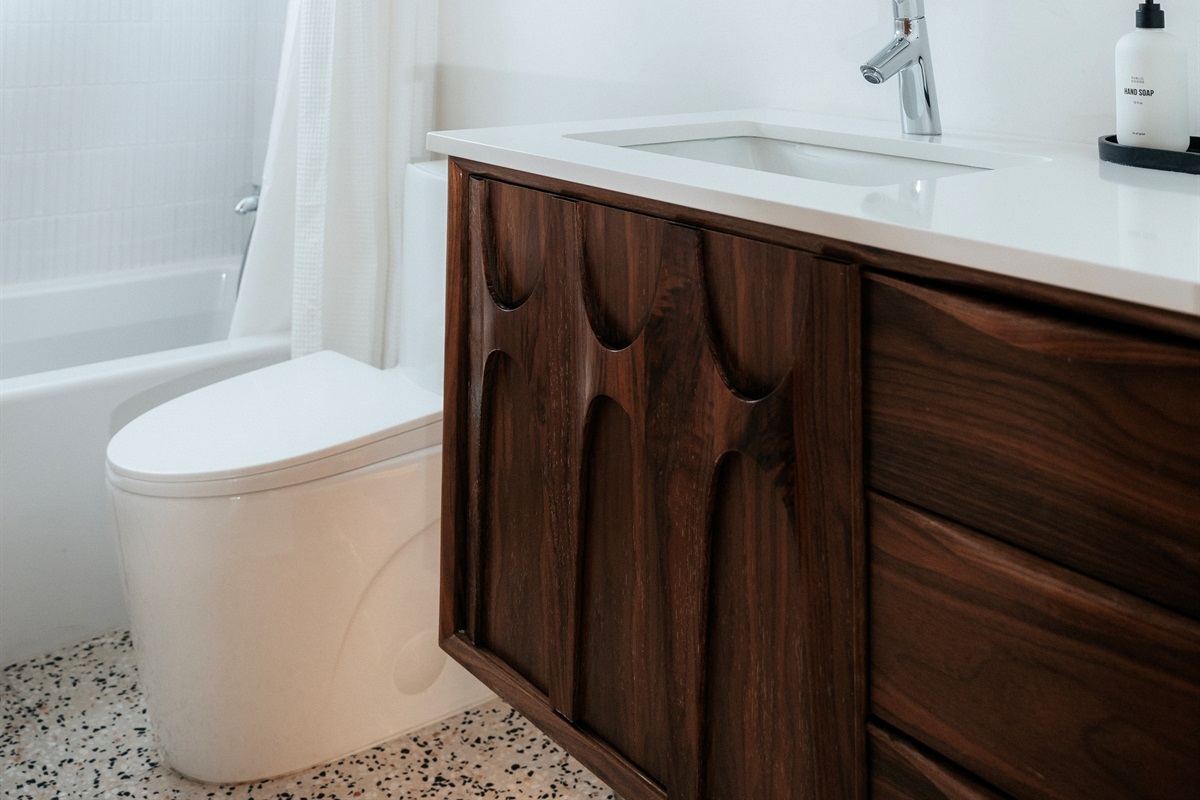 Fresh + modern bath design 🖤 Clean, minimal, and airy