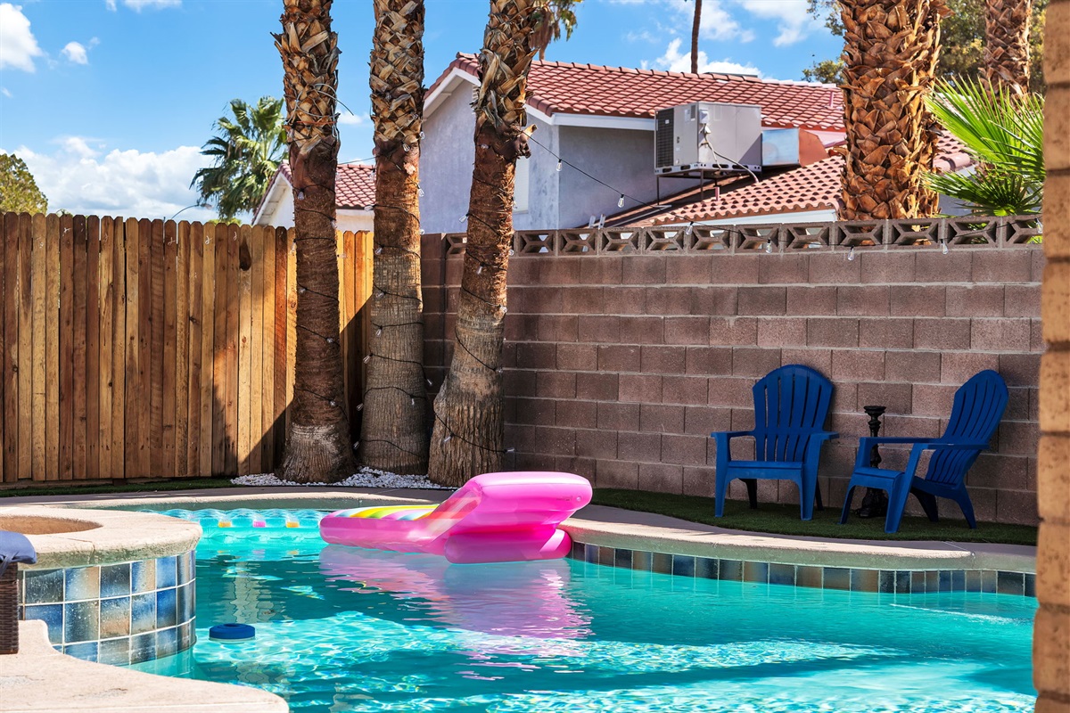 Oasis backyard with pool, mini golf, basketball, bbq, day bed, games!