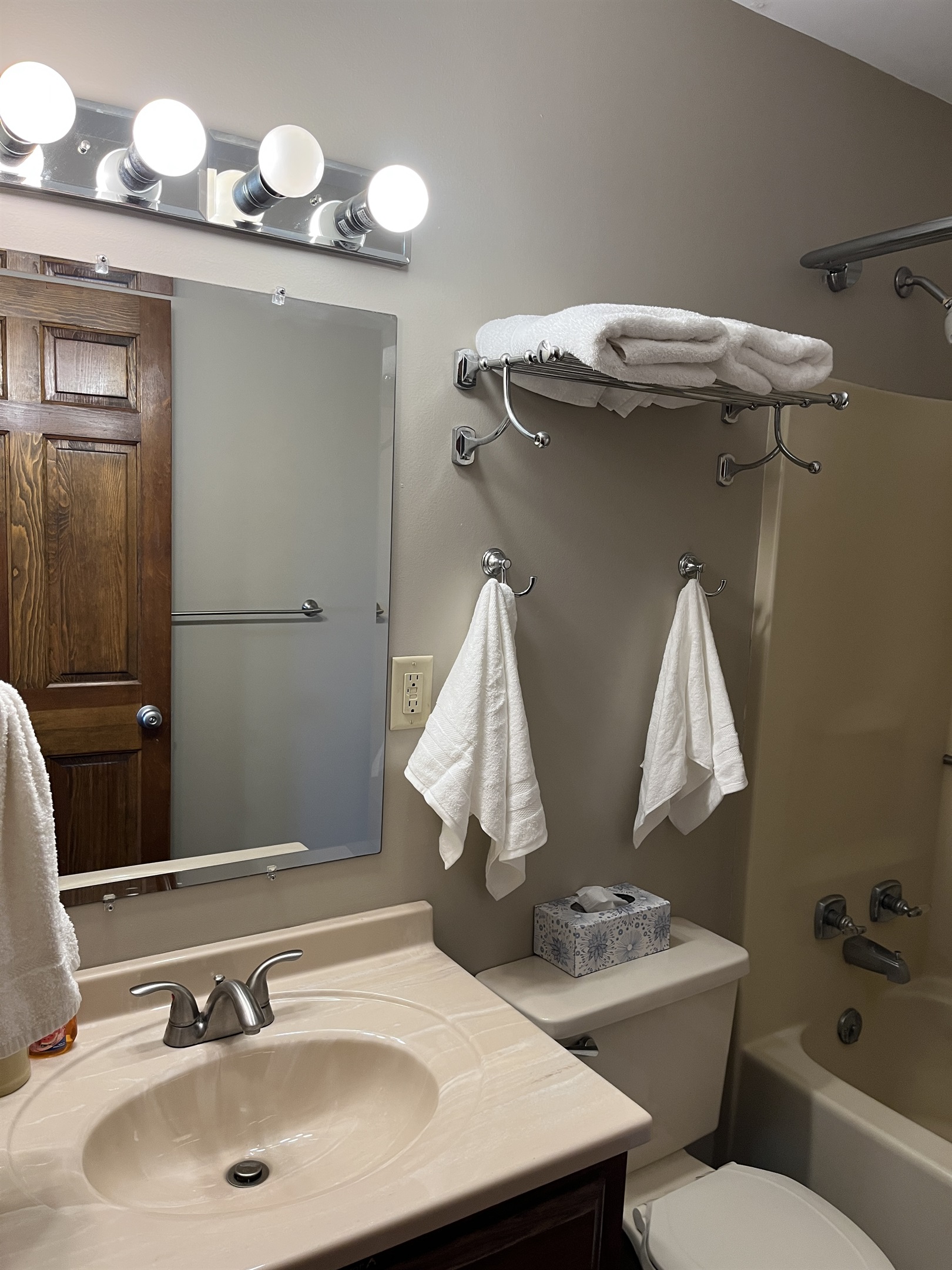 Bath with tub/shower off hallway next to Twins and Queen #2