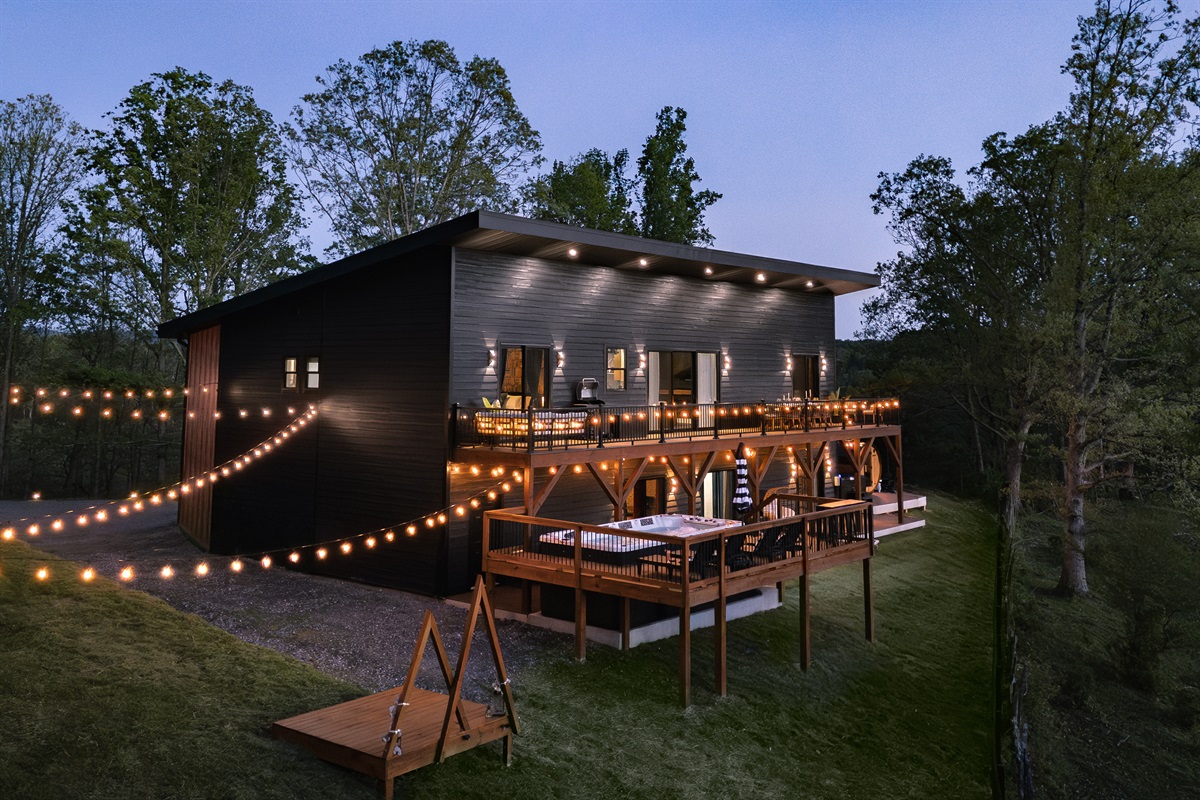 {String Light Evenings} As night falls, Summit House transforms into a glowing private retreat. Picture evenings under string lights, cocktails on the deck, and crisp mountain air all around you.