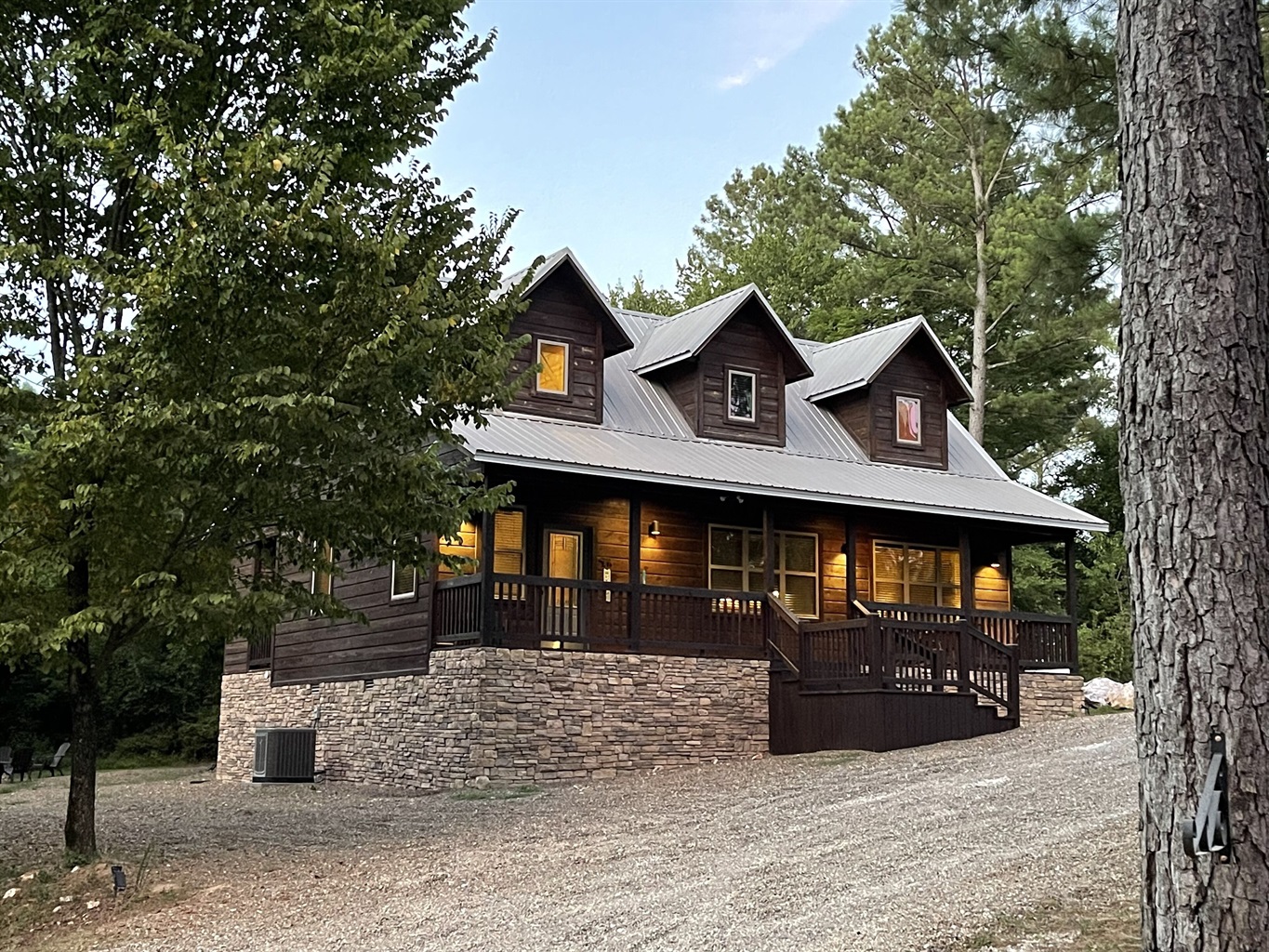 Stunning Stonewood Cabin! Your cozy getaway place. Perfect for two families with two master suites plus a bonus game/bunk room for the kids [with adult approved comfortable bunk beds].