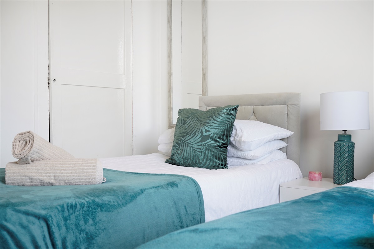 [Twin room green designs]