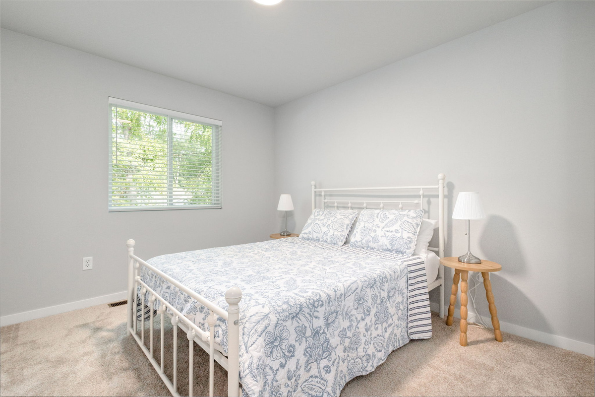 Guest Room 2 - Queen