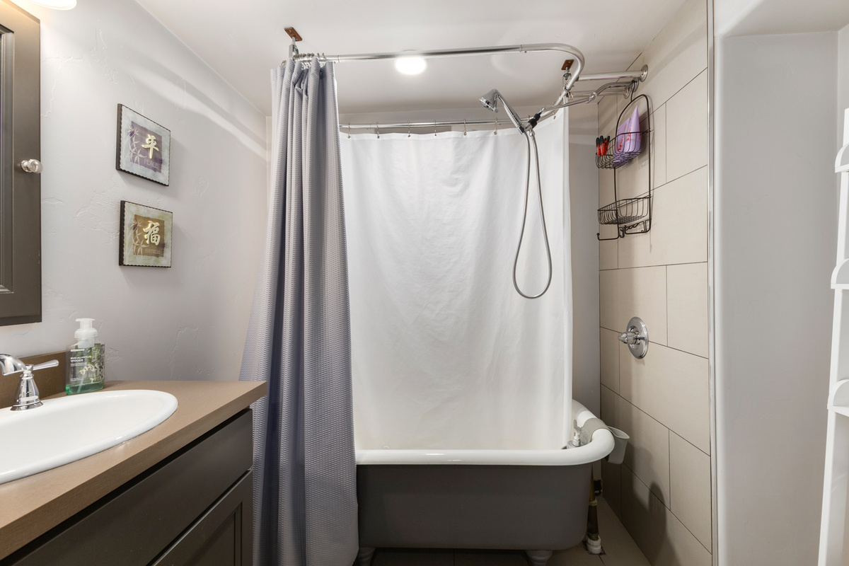 Bathroom 1 | Shower and Tub Combo
