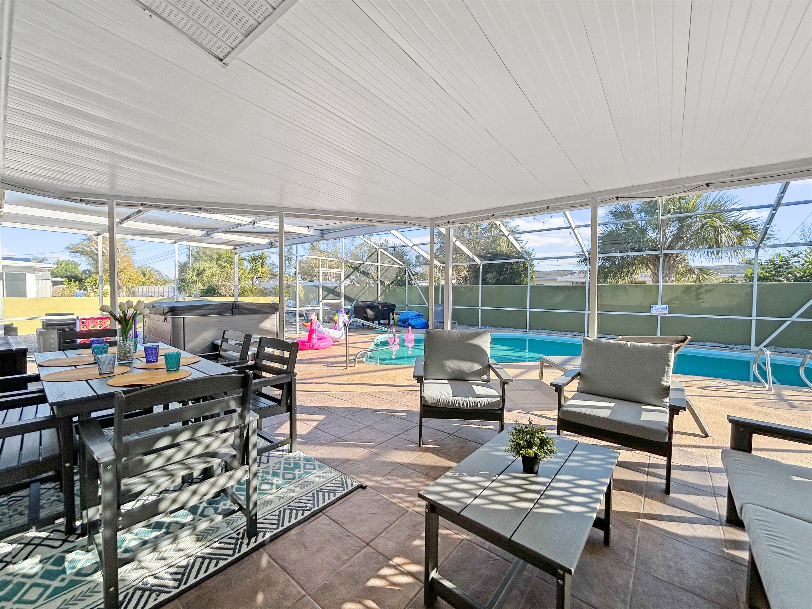 🏝️ Covered lanai hangout: morning coffee or evening wine