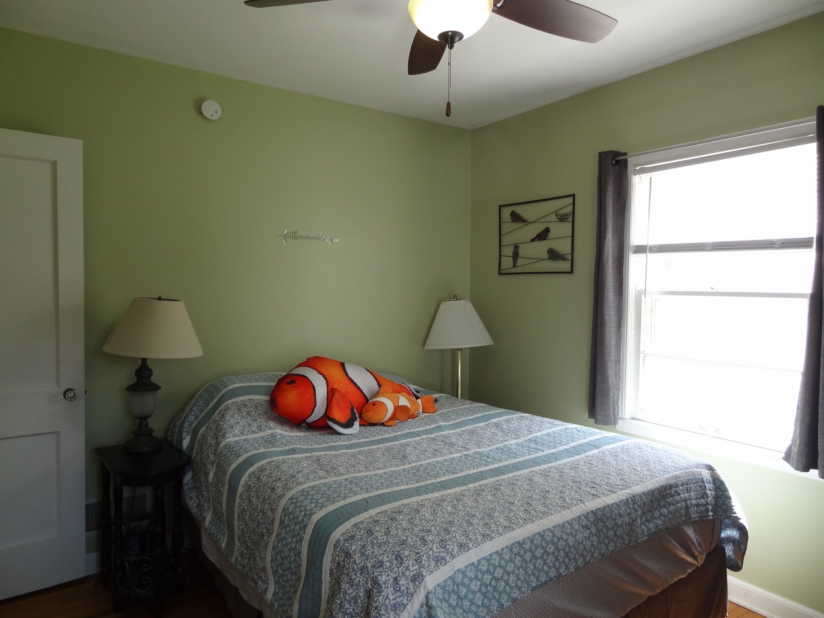 2nd bedroom with queen bed and Roku smart TV