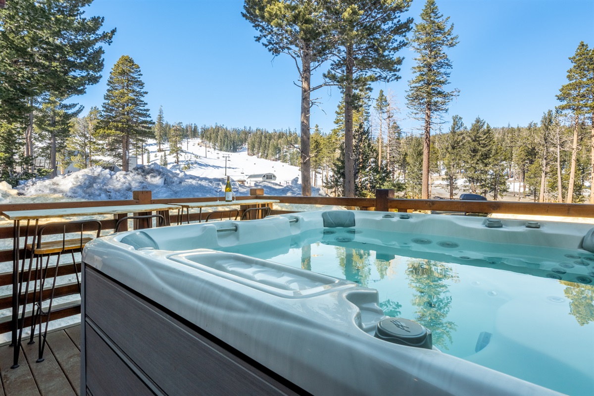 Step onto your private deck—complete with a bar facing Canyon’s runs, a sizzling gas BBQ, and a big, bubbling hot tub with front-row views of Lincoln Mountain.