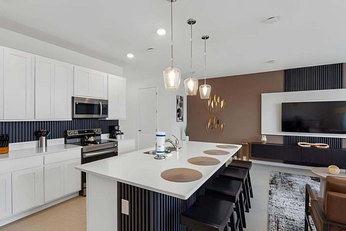 Bright, open island perfect for quick breakfasts, casual snacks, or a family cooking session.
