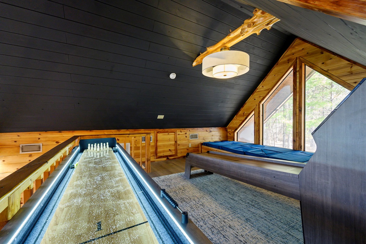 A fully equipped game room designed for friendly competition and unforgettable group moments. 🎳