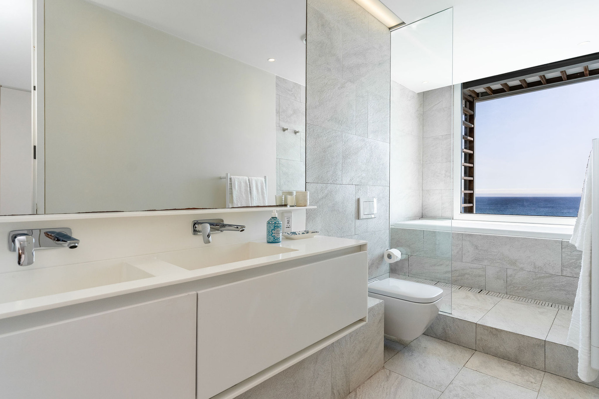 Main Bathroom en-suite