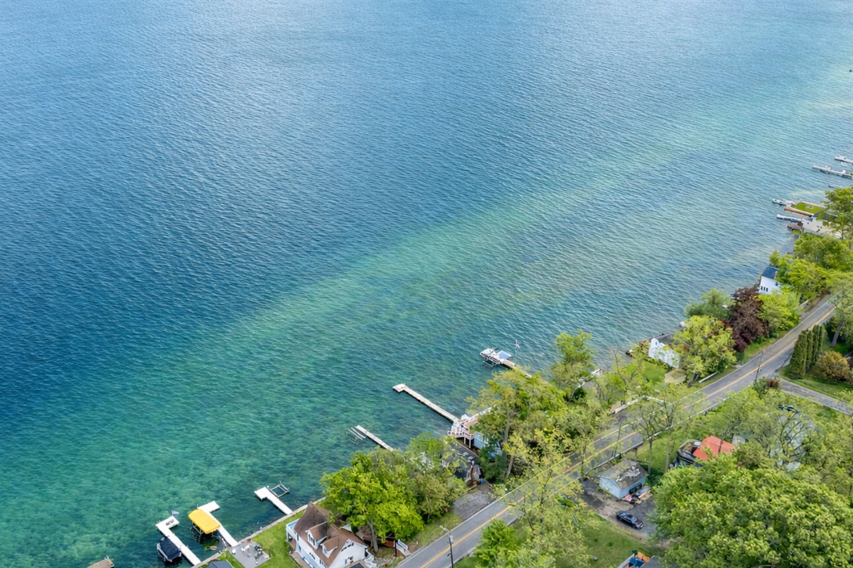 Nestled along a scenic shoreline, this cozy lakefront retreat sits in a charming and peaceful neighborhood 🌳🏘️✨