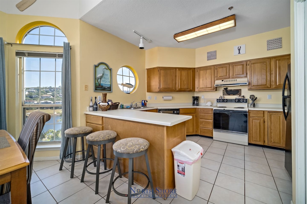 Fully equipped Kitchen with Bar Stools