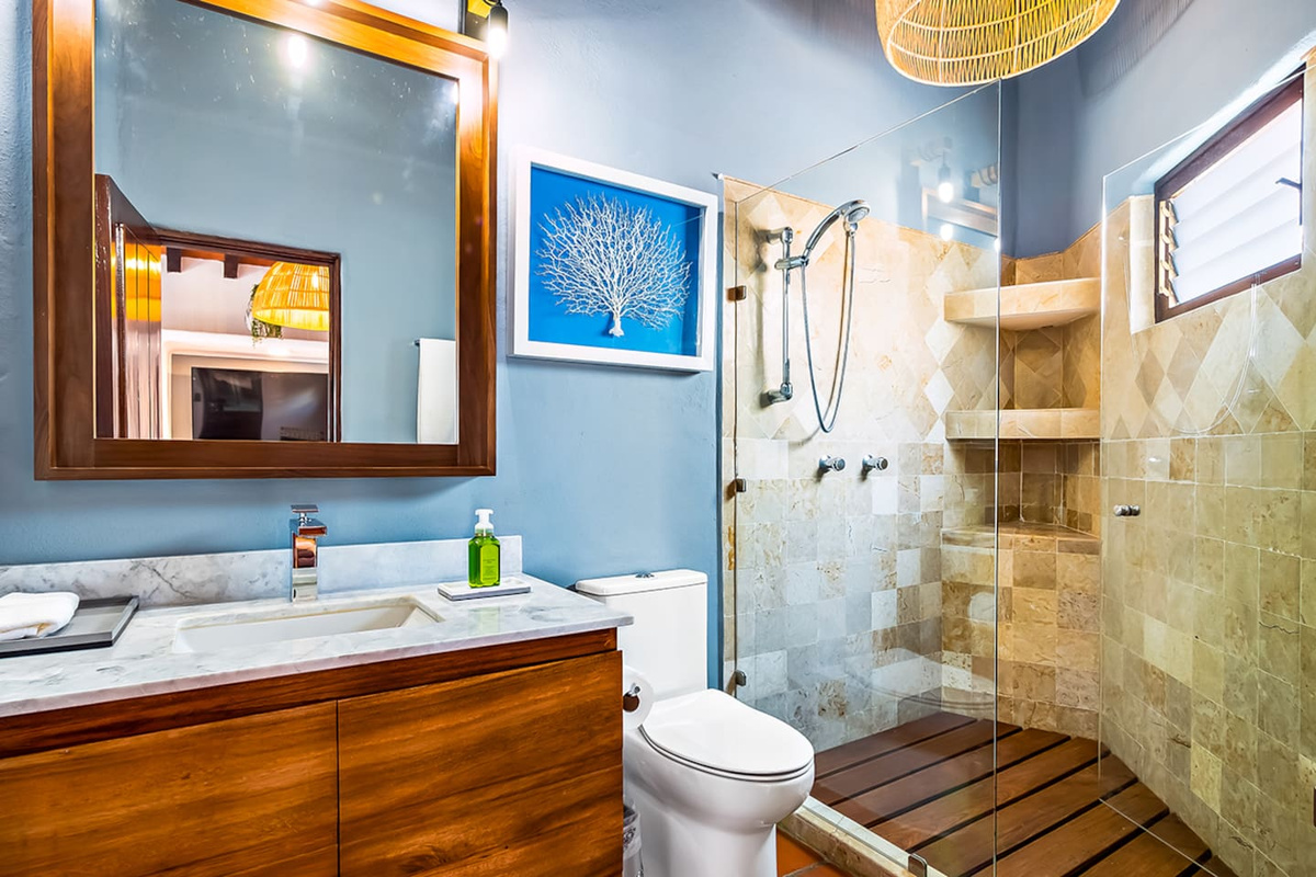 Suite 4 Bathroom