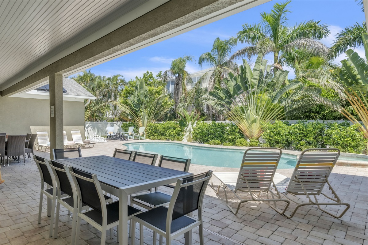 Covered patio with lounge seating – Holmes Beach vacation rental
