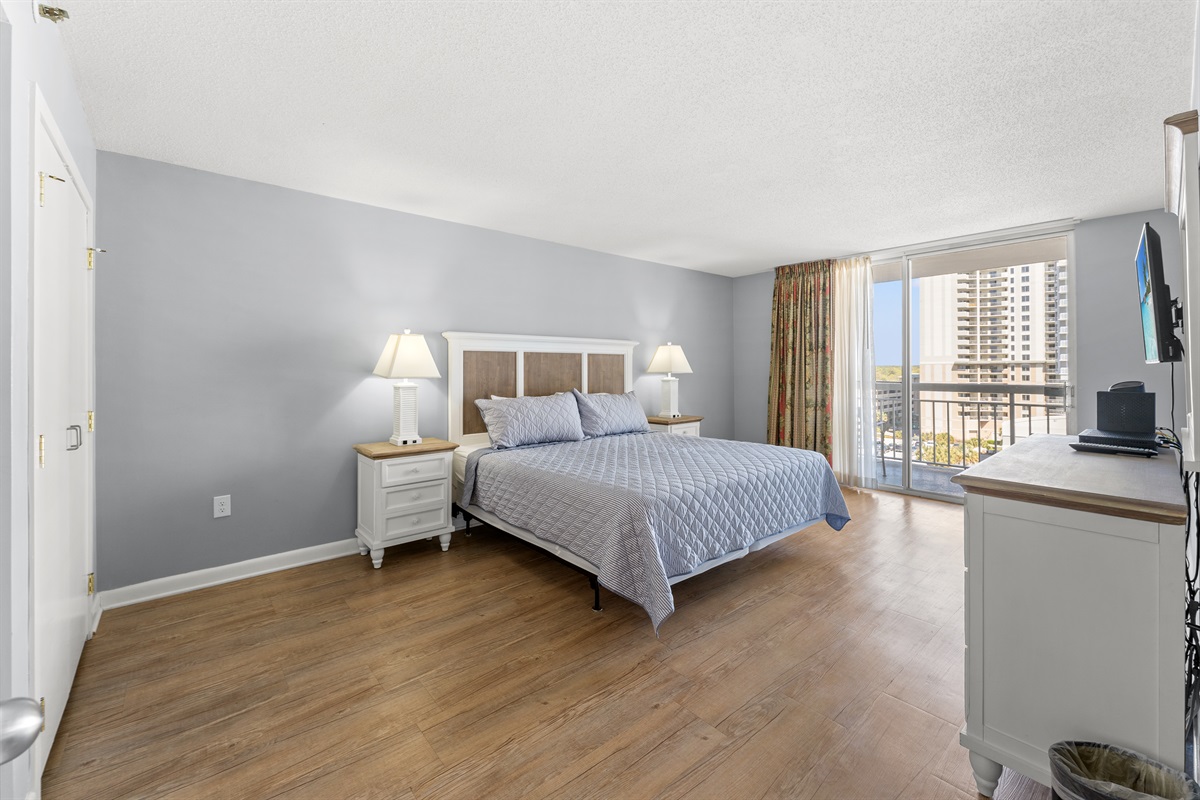 Large Main Bedroom with King bed, balcony access and ensuite