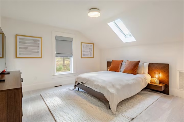 2nd Bedroom (Upstairs)