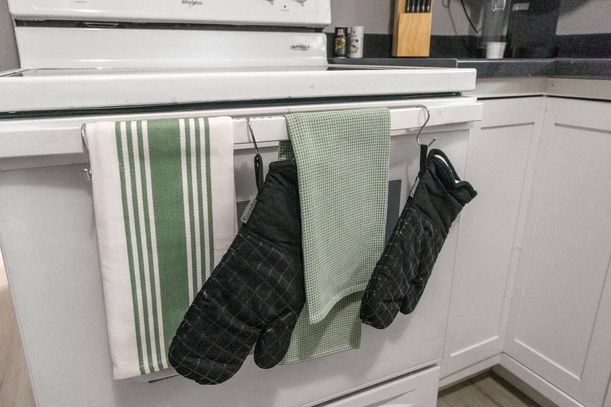 Handy kitchen towels and gloves, ensuring convenience and comfort while you cook and clean.
