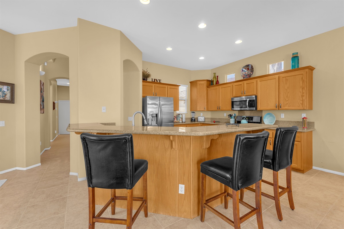 Large Island perfect for guests to gather around