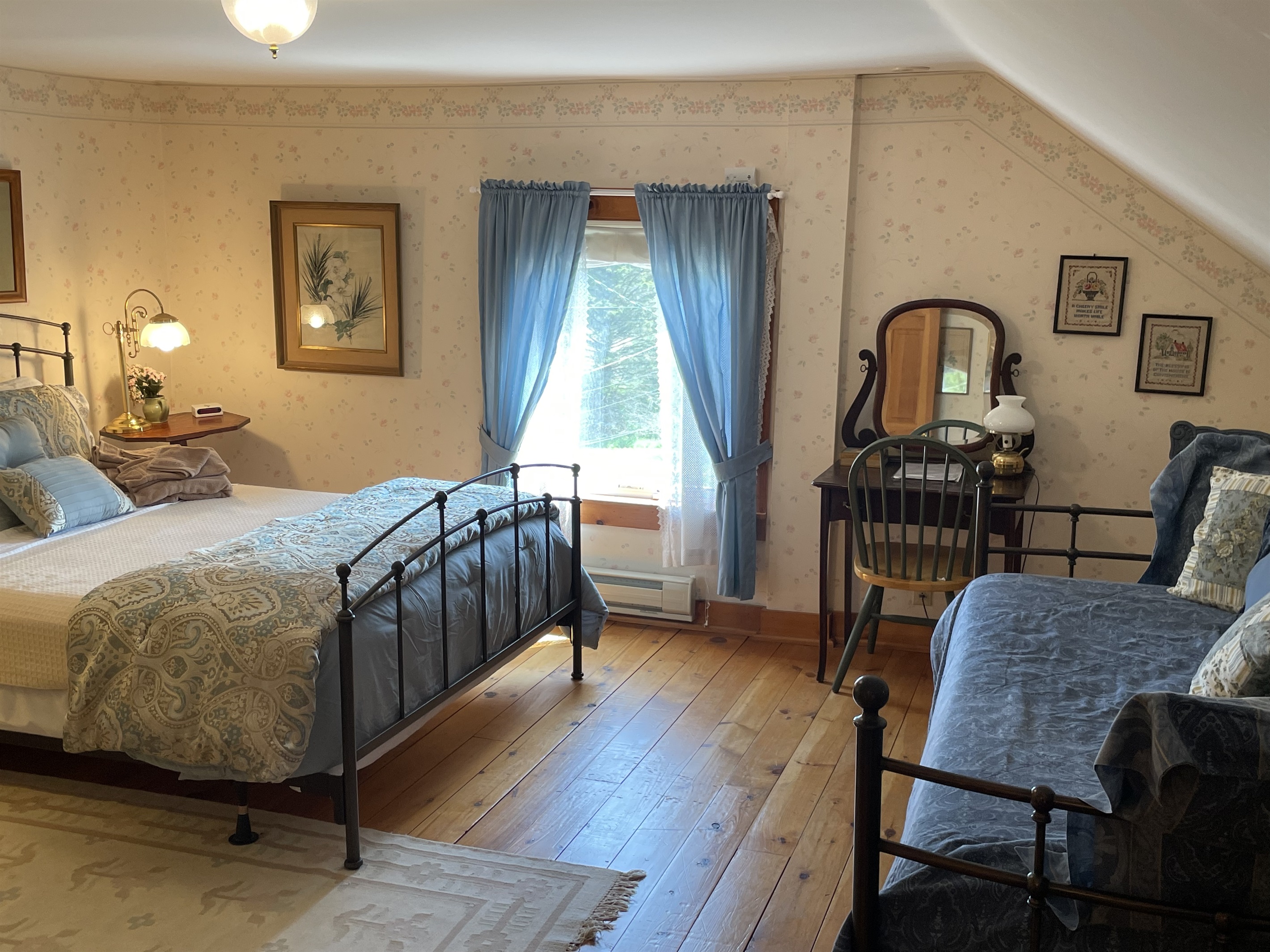 2nd floor bdrm 6 - Queen + daybed w/ trundle
