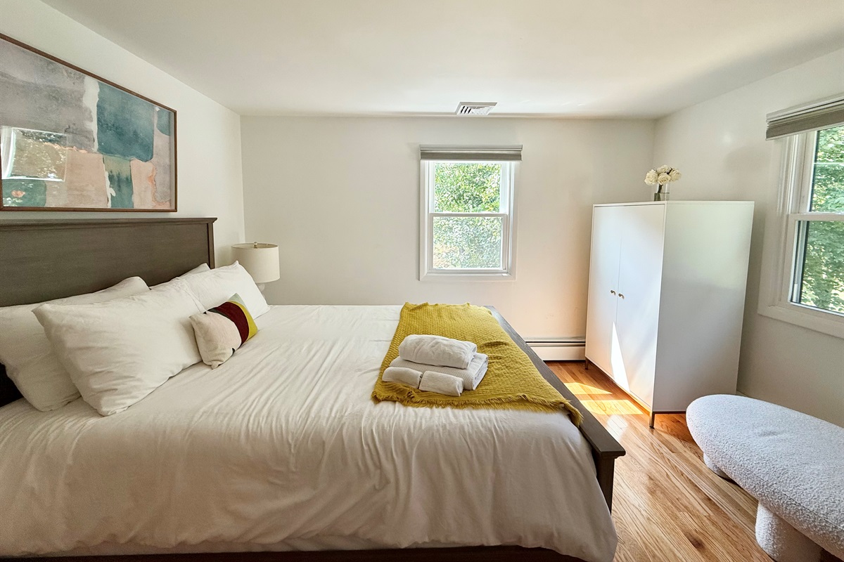 Queen bed with ensuite bathroom