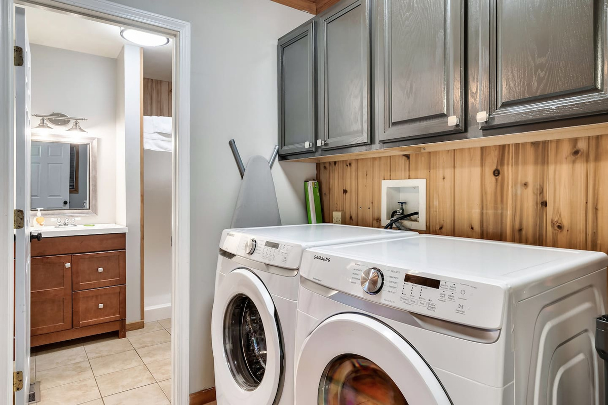 Washer/dryer and 2nd bathroom - main floor