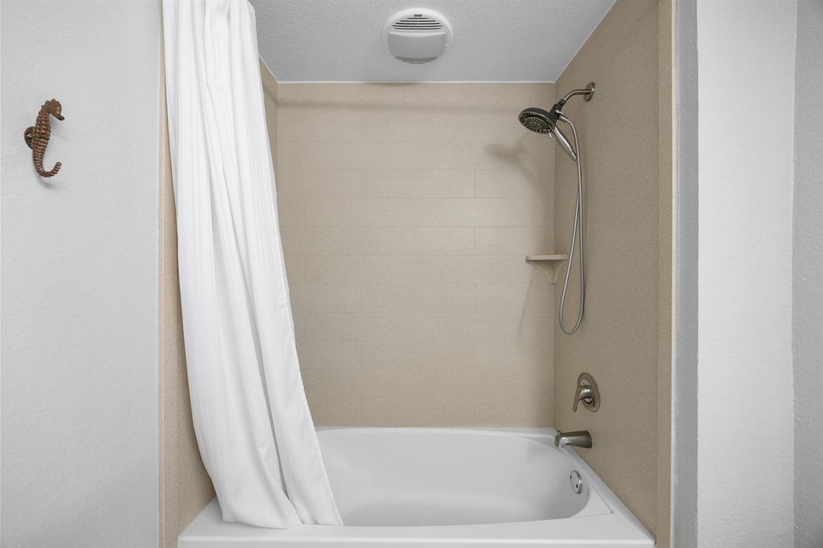 Guest bath, tub\shower combo