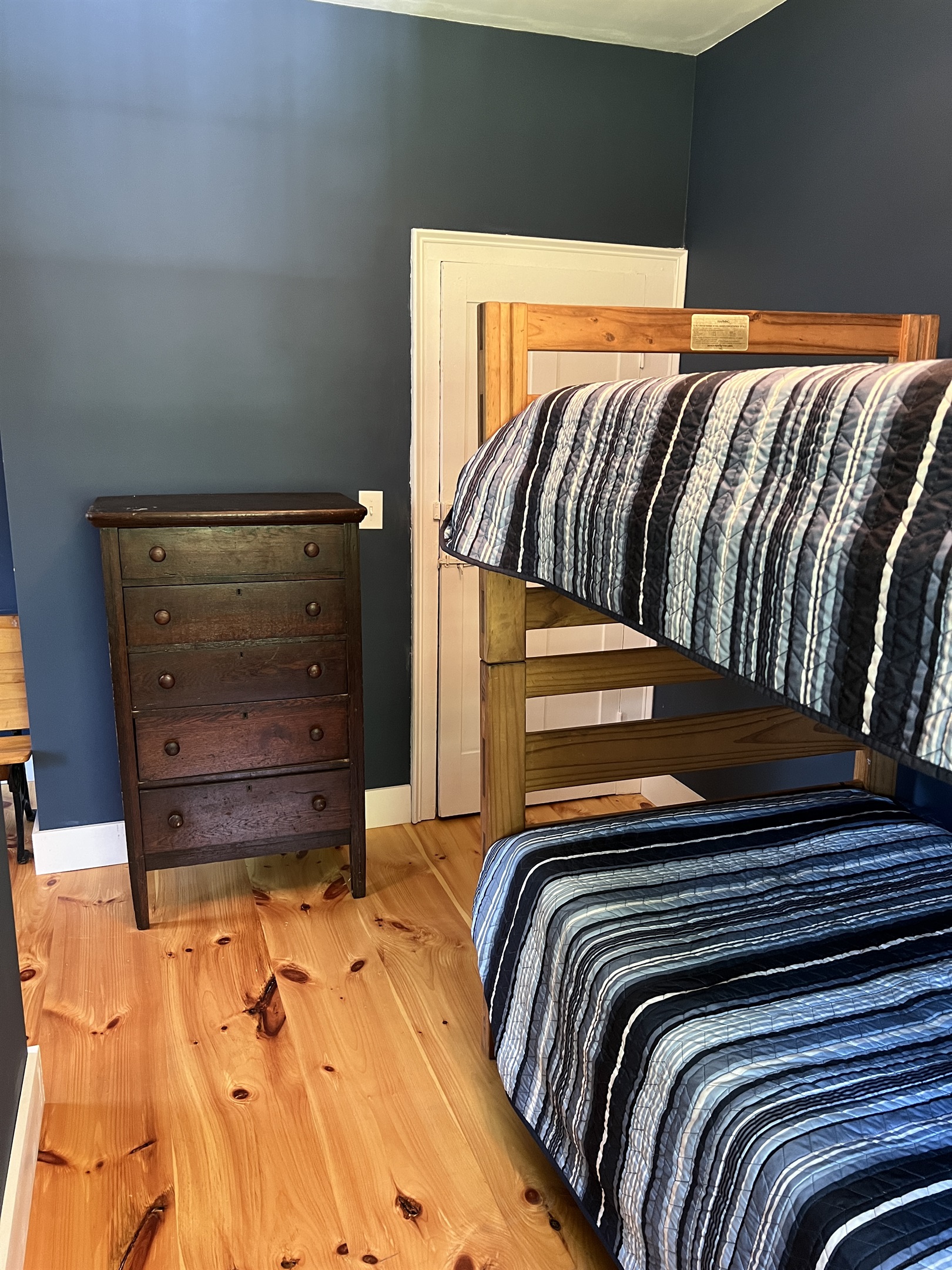 2nf floor family suite, twin bunkbed.