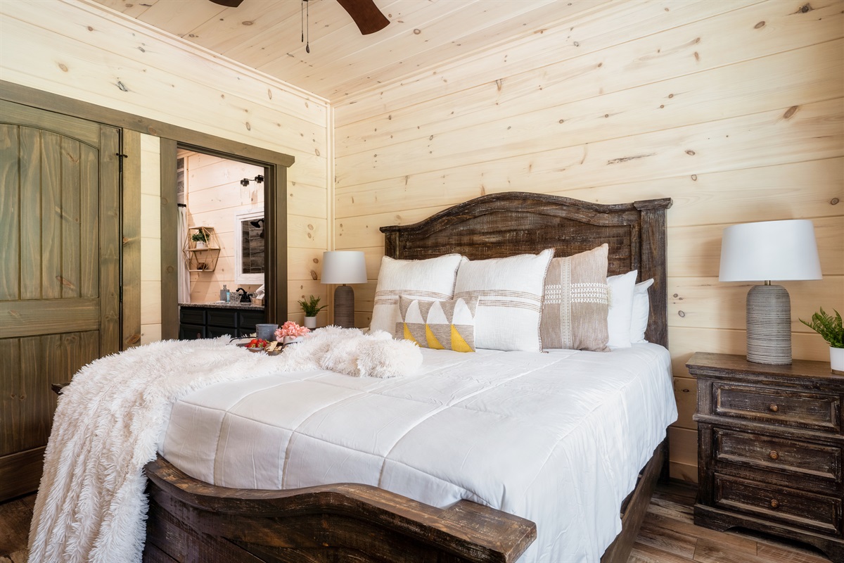 King size bed with en suite bathroom